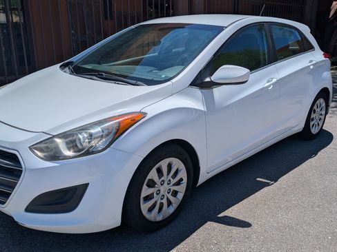 Used 2017 Hyundai Elantra GT FWD image 7