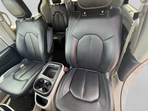 Used 2024 Chrysler Pacifica Touring-L FWD image 23