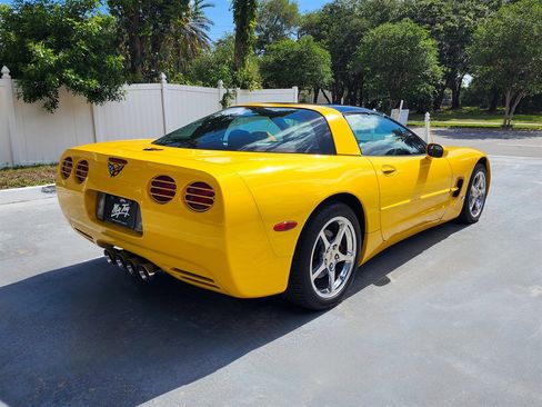 Used 2004 Chevrolet Corvette Coupe w/ Preferred Equipment Group RWD image 16