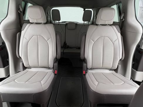Used 2018 Chrysler Pacifica Touring-L w/ Premium Audio Group FWD image 17