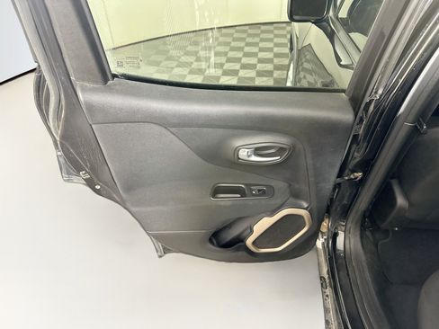 Used 2017 Jeep Renegade Latitude w/ Popular Equipment Group FWD image 24