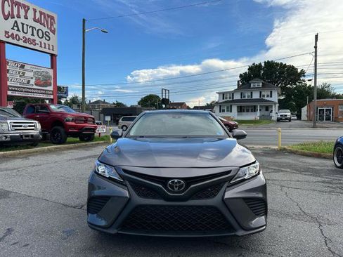 Used 2019 Toyota Camry SE FWD image 3