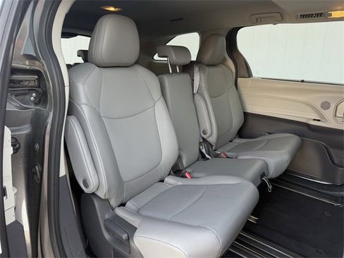 Used 2024 Toyota Sienna XLE image 31
