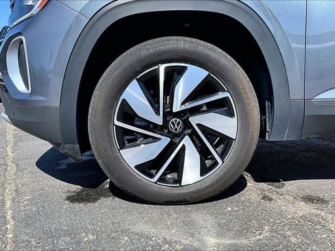 Used 2025 Volkswagen Atlas SE FWD image 2