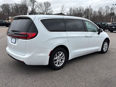 Used 2023 Chrysler Pacifica Touring-L image 3