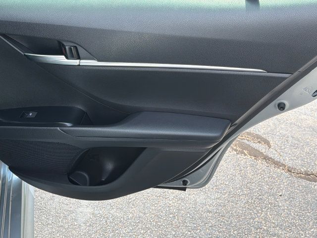 Used 2020 Toyota Camry SE FWD image 17