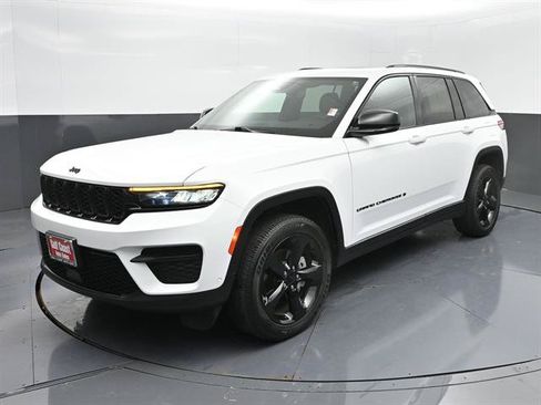 Used 2024 Jeep Grand Cherokee Altitude AWD/4WD image 1