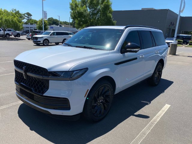 New 2026 Lincoln Navigator Reserve w/ Jet Appearance Package AWD/4WD image 3