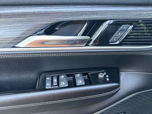 Used 2024 Jeep Wagoneer Series II w/ Flexible Seating Group AWD/4WD image 8