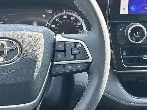 Used 2024 Toyota Highlander XLE AWD/4WD image 10