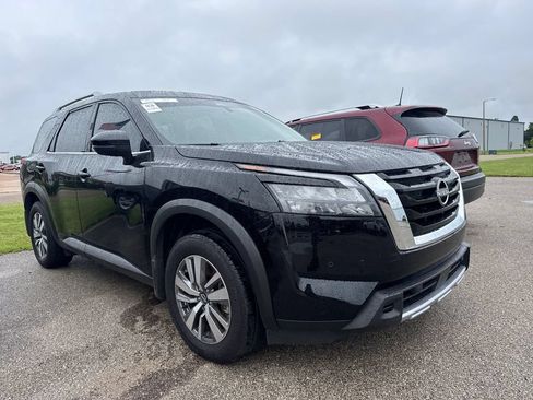 Used 2025 Nissan Pathfinder SL w/ Cargo Package FWD image 3