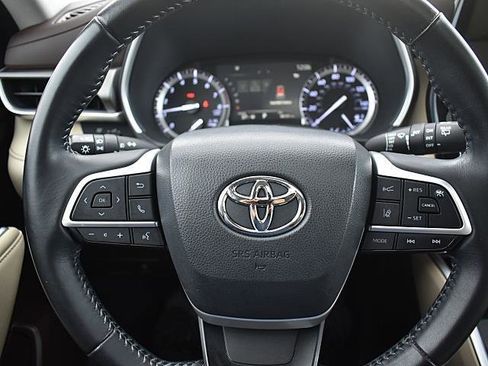 Used 2022 Toyota Highlander XLE image 27