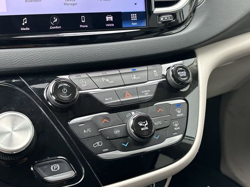 Used 2023 Chrysler Pacifica Touring-L image 18