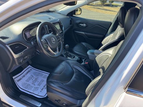 Used 2019 Jeep Cherokee Limited image 9