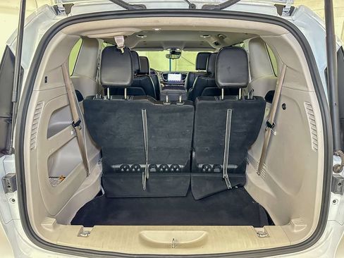 Used 2023 Chrysler Pacifica Touring-L FWD image 16