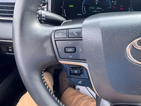 Used 2025 Toyota Camry SE FWD image 18