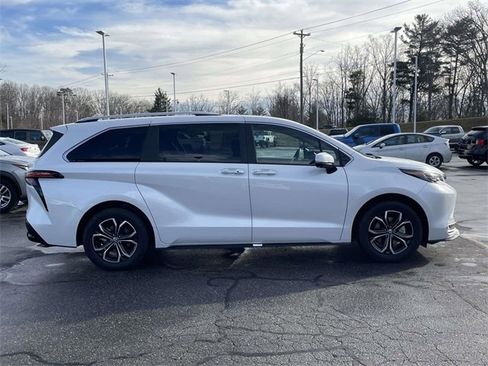 Used 2025 Toyota Sienna Platinum image 6