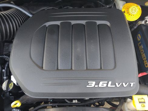 Used 2018 Dodge Grand Caravan SE FWD image 30