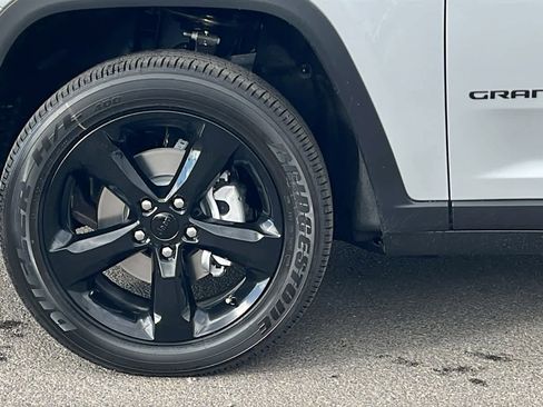 New 2025 Jeep Grand Cherokee Altitude image 9