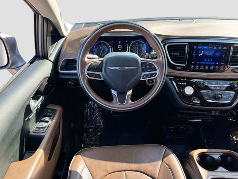 Used 2017 Chrysler Pacifica Limited w/ Advanced Safetytec Group FWD image 22