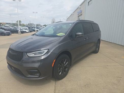 Used 2021 Chrysler Pacifica Touring w/ Cold Weather Group AWD/4WD image 4