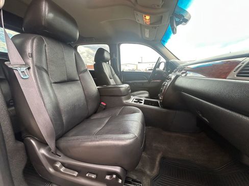 Used 2013 Chevrolet Avalanche LT image 46