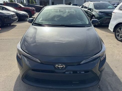 Used 2025 Toyota Corolla LE FWD image 2