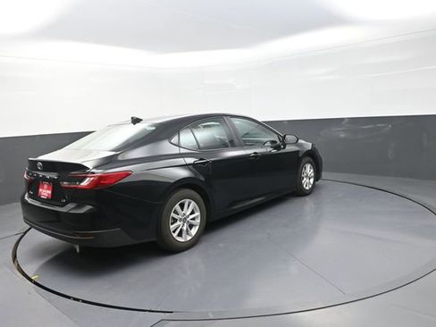 Used 2025 Toyota Camry LE image 7