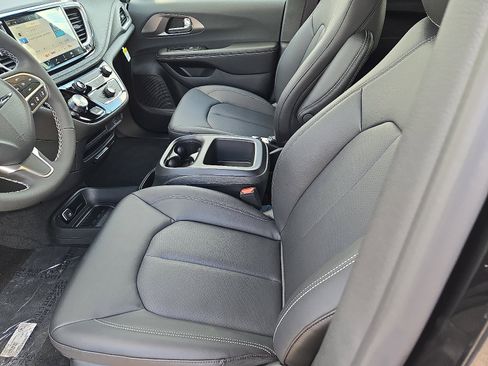 New 2026 Chrysler Pacifica Select image 8