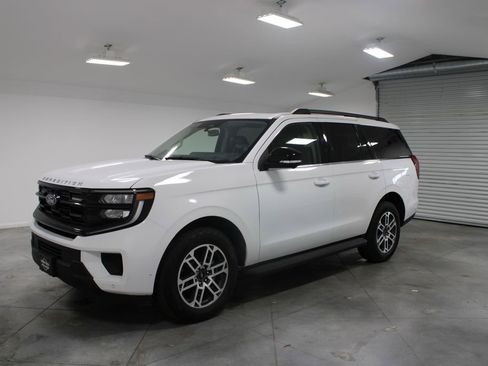 Used 2025 Ford Expedition Active AWD/4WD image 4