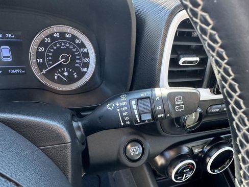 Used 2022 Hyundai Venue Limited image 24