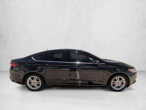 Used 2018 Ford Fusion SE w/ Fusion SE Technology Package FWD image 4
