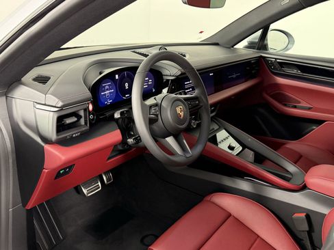 Certified 2025 Porsche Macan 4S Electric AWD/4WD image 4