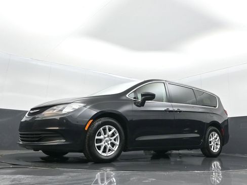 Used 2017 Chrysler Pacifica Touring image 11