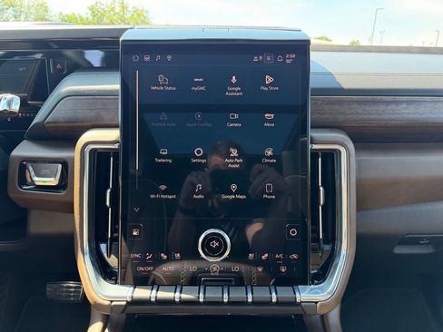 Used 2025 GMC Yukon Denali Ultimate AWD/4WD image 13