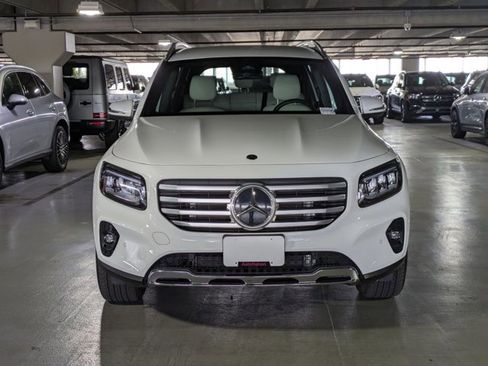 Used 2025 Mercedes-Benz GLB 250 4MATIC image 2