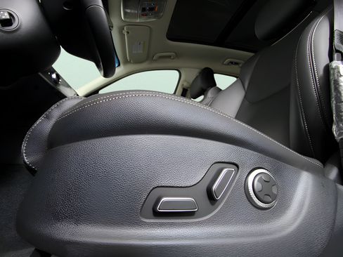 Used 2025 Genesis GV70 2.5T w/ Select Package AWD/4WD image 15