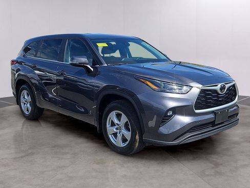Used 2023 Toyota Highlander LE AWD/4WD image 2