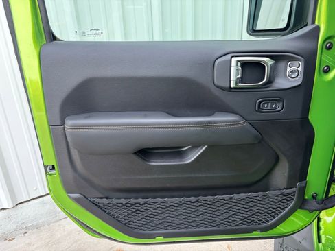 Used 2025 Jeep Gladiator Sport image 9