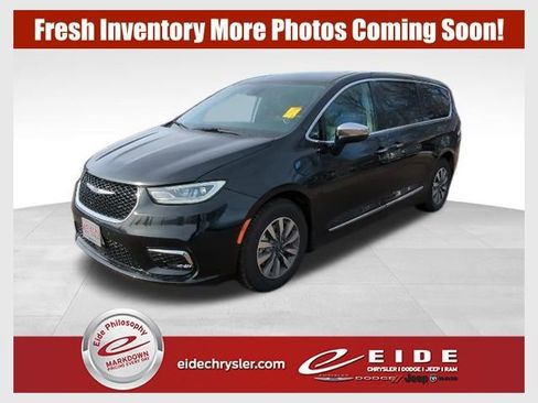Used 2023 Chrysler Pacifica Limited image 1