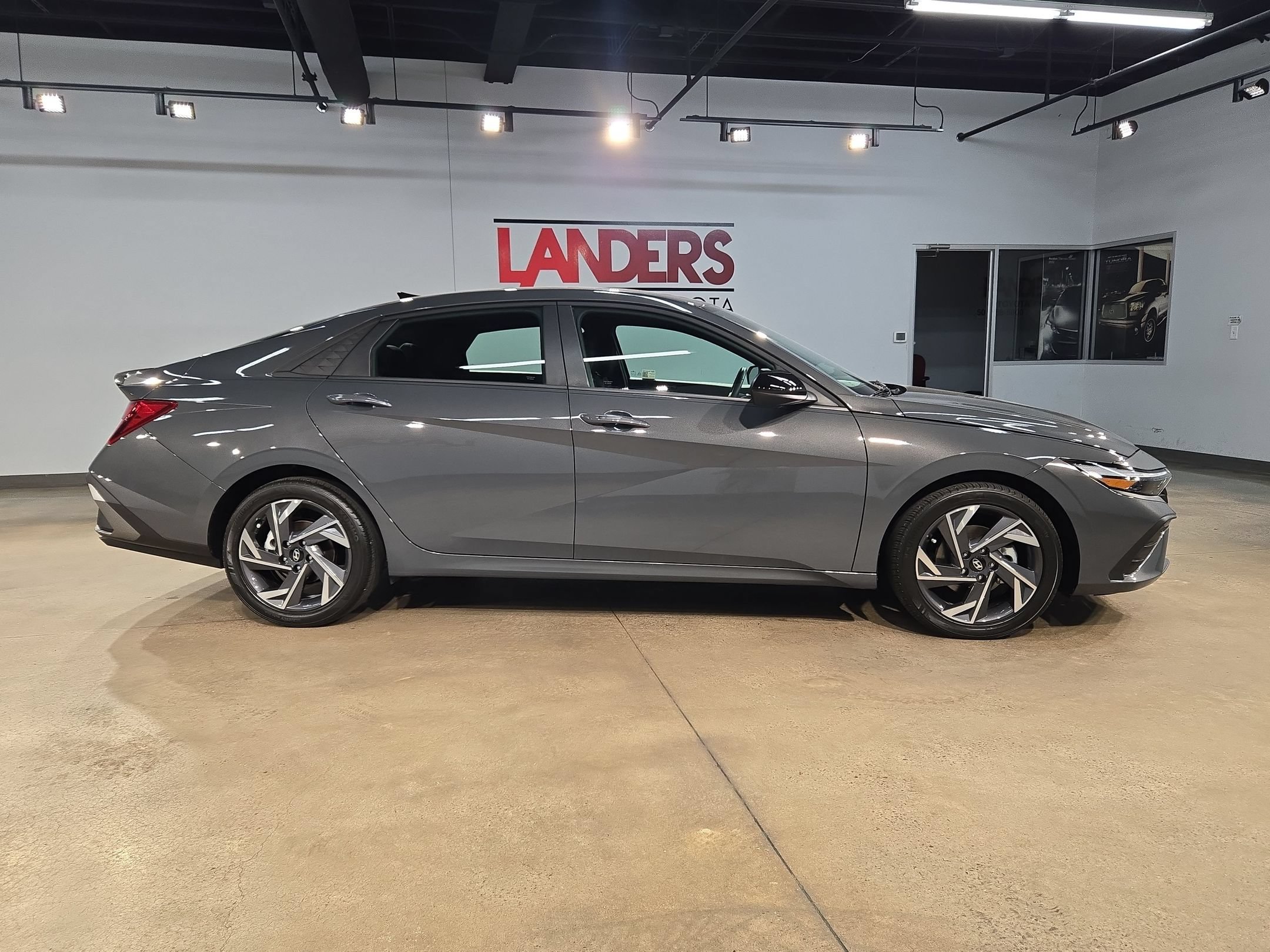 Used 2025 Hyundai Elantra Sport FWD image 8