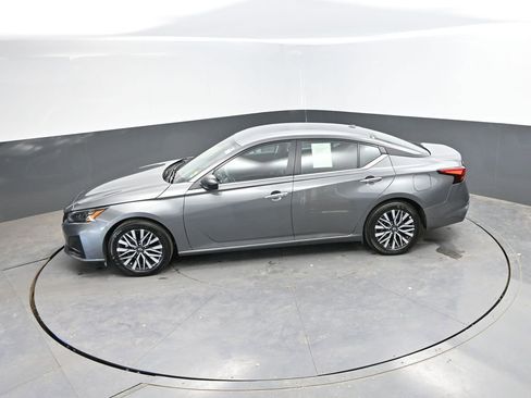 Used 2025 Nissan Altima 2.5 SV FWD image 27