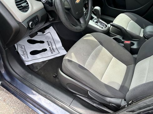 Used 2014 Chevrolet Cruze LS FWD image 10
