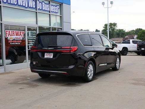 Used 2024 Chrysler Pacifica Touring-L FWD image 3