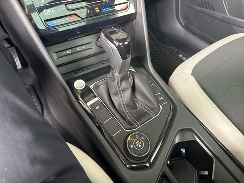 Used 2025 Volkswagen Taos SE image 9