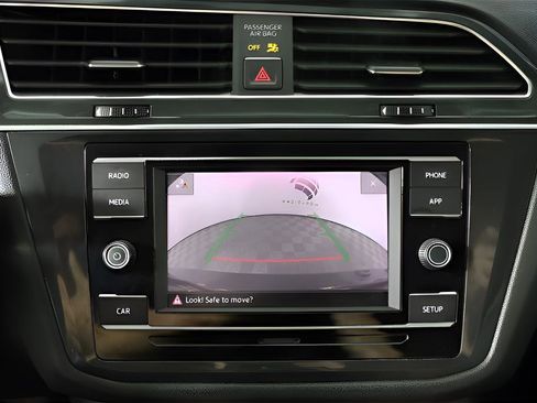 Used 2018 Volkswagen Tiguan S image 19
