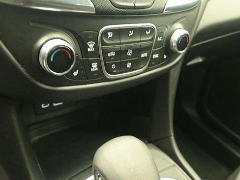 Used 2022 Chevrolet Equinox LT AWD/4WD image 18