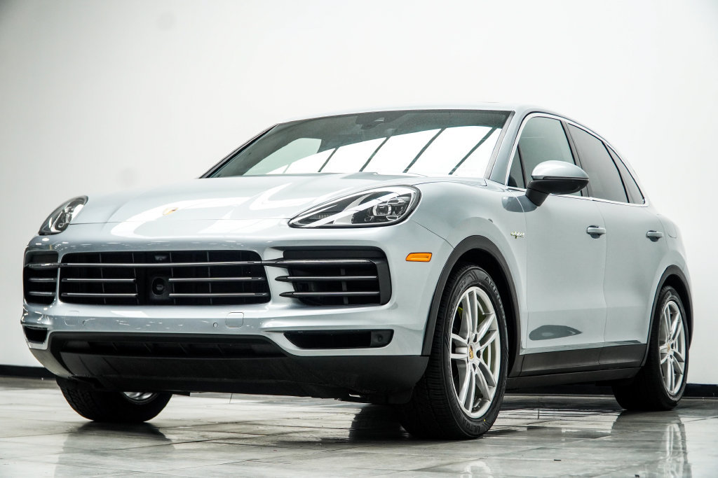 Used 2023 Porsche Cayenne w/ Premium Package AWD/4WD image 12