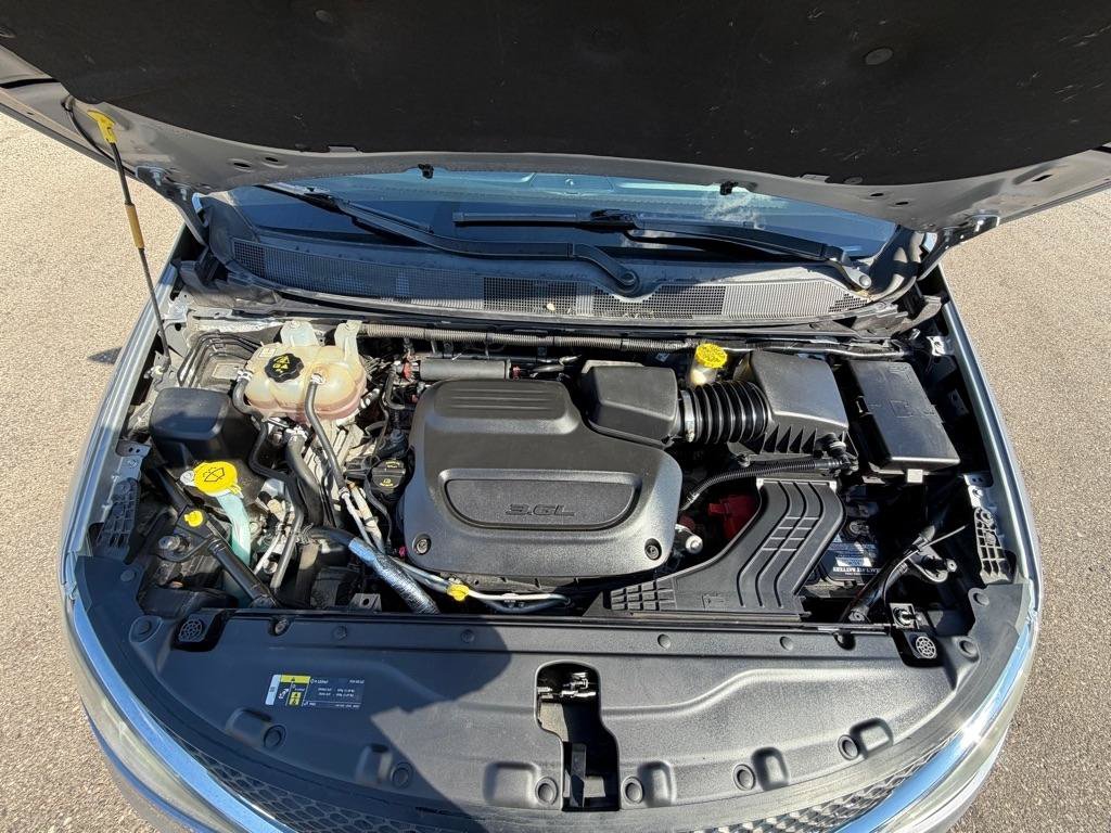 Used 2019 Chrysler Pacifica Touring-L FWD image 9