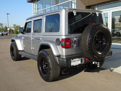 Used 2018 Jeep Wrangler Unlimited Sahara image 3